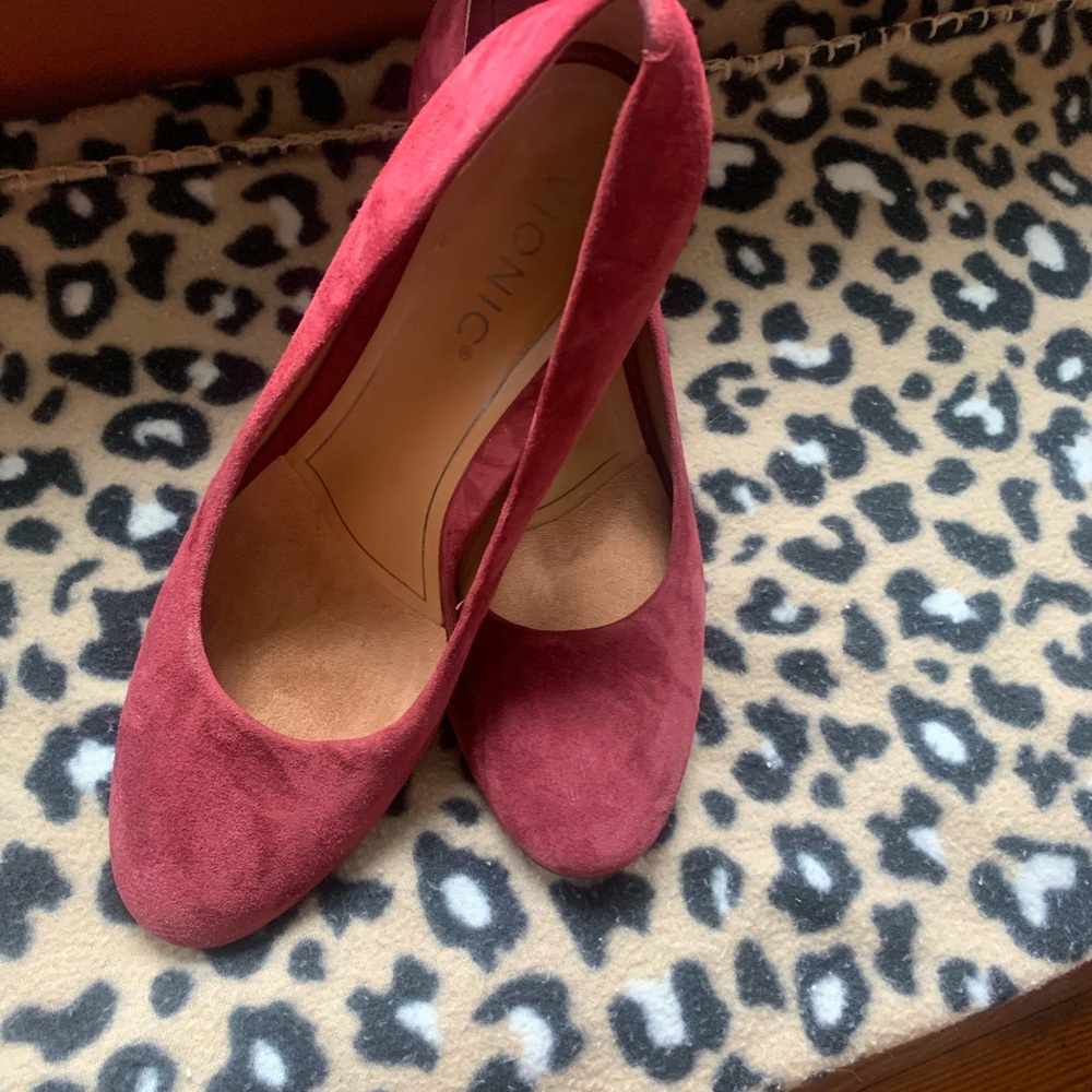 Vionic Suede Size 8 1/2N berry pumps, 3 inch heels